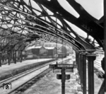 Ein ungewohnter Blick auf den Bahnsteig 2 in Remscheid Hbf durch das Gerüst der Bahnhofshalle, die im Zweiten Weltkrieg zerstört wurde. Mit dem Wiederaufbau des nur auf den Grundmauern verbliebenen Empfangsgebäude und dessen Einweihung am 14. August 1956 wurden auch die Reste der alten Bahnhofshalle komplett entfernt. (02.1952) <i>Foto: Reinhard Todt</i>
