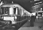 VT 137 283 war einer von fünf dreiteiligen Triebwagen der "Bauart Ruhr", die als Schnelltriebwagen für den Ruhrschnellverkehr vorgesehen waren. Die in der zweiten Hälfte 1939 ausgelieferten Fahrzeuge konnten für ihren vorgesehenen Einsatz nicht mehr verwendet werden und wurden deshalb im Bw Dresden-Pieschen beheimatet. Zu den zwei in Dresden nach dem Krieg verbliebenen Triebwagen erschien 1948 mit VT 137 283 ein Rückkehrer von der CSD. Mit den Teilen anderer Fahrzeuge konnte er als betriebsfähiges Fahrzeug wiederhergestellt werden. Die Parole am Zug wurde wohl anlässlich des III. Parteitags der SED (20.-24. Juli 1950) und der Sonderfahrt von Dresden-Neustadt (Foto) nach Berlin Ostbahnhof angebracht. (1950) <i>Foto: Slg. Erich Preuß</i>