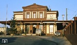 Die Bahnstrecke Aachen—Düren—Köln wurde im September 1841 eröffnet, das Empfangsgebäude am 15. April 1874. Da das Bahnhofsgebäude zwischen den Gleisen angeordnet ist, ist Düren ein sogenannter Inselbahnhof. Im Laufe der Zeit entwickelte er sich zu einem Bahnknoten mit Strecken nach Euskirchen (1864), Neuß (1869), Jülich (1873) und Heimbach/Eifel (1892/1903).  (20.12.1977) <i>Foto: Peter Schiffer</i>