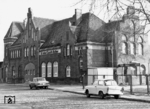 Das 1908 erbaute Empfangsgebäude von Caputh-Geltow steht auf der Liste der denkmalgeschützten Gebäude der brandenburgischen Gemeinde Schwielowsee. Der an der Bahnstrecke Jüterbog – Nauen gelegene Bahnhof ist heute allerdings dem Verfall ausgesetzt. (1980) <i>Foto: Erich Preuß</i>