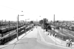 Das Bild zeigt die noch ursprüngliche Lage des Bahnhofs Cottbus als Inselbahnhof. Der Bahnhof war damals nur von der Bahnhofstraße aus zu erreichen, die im Osten des Bahnhofes auf einer Brücke über die Gleise verläuft. Heute gibt es von der Brücke keine Verbindung mehr zum Bahnhof. (1970) <i>Foto: Historische Sammlung der Deutschen Bahn AG</i>
