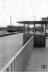 Ein ET 32 ist im Bahnhof Neumarkt (Oberpf) an der Bahnstrecke Nürnberg – Regensburg eingetroffen. Dem Fotografen war aber eher das Ende der Bahnsteigsperre wichtig. Hierzu folgender Artikel: "1965 kündigte die Deutsche Bundesbahn an, auf allen Bahnhöfen, wo dies nicht aus Sicherheitsgründen geboten sei, die Bahnsteigsperren abzuschaffen. Ziel sei es, den Fahrgästen entgegenzukommen und Staus an den Kontrollen in der Hauptverkehrszeit zu vermeiden: Sparpotenziale gebe es nicht, da die meisten der 5000 Beamten „kriegsbeschädigt oder körperbehindert“ seien und nicht in anderen Bereichen eingesetzt werden können. Voraussetzung sei jedoch die vorherige Genehmigung eines Fahrpreiszuschlags von 20 DM für Schwarzfahrer. Bei einem sechsmonatigen Test im Stuttgarter Hauptbahnhof hätten die Fahrgäste die Bahn „nach Strich und Faden bemogelt“ (1965) <i>Foto: Burger</i>