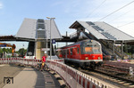 Einen Eindruck über den neu gestalteten Bahnhof Opladen gibt die nördliche Fußgängerüberführung, von der aus künftig die neuen Bahnsteige zu erreichen sind. Hoffentlich hat man die chronisch pleite Stadt Leverkusen auch über die Folgekosten von 4 Rolltreppen im Außenbereich informiert. (17.07.2015) <i>Foto: Joachim Bügel</i>