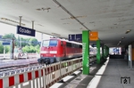 Der Zugang auf den Bahnsteig Gleis 2/5 erfolgt heute noch über den alten Bahnsteig an Gleis 1. In Hinblick auf die Umgestaltung des Bahnhofs wurde hier seit Jahren nicht mehr investiert - und so sieht's auch aus. (17.07.2015) <i>Foto: Joachim Bügel</i>