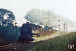 Im ersten Licht des Tages dampft 95 0020 mit Dg 54444 nach Meiningen am Einfahrsignal von Eisfeld vorbei. (03.10.1980) <i>Foto: Joachim Bügel</i>