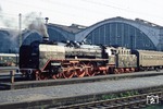 Vor der imposanten Halle des Leipziger Hauptbahnhofs wartet 01 2204 mit E 805 auf die Rückfahrt nach Saalfeld. (03.10.1980) <i>Foto: Joachim Bügel</i>