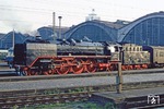 In der Oktobersonne glänzt 01 2204 vor E 805 im Leipziger Hauptbahnhofs. (03.10.1980) <i>Foto: Joachim Bügel</i>