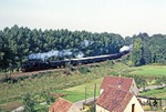 Auf der Rückfahrt nach Nossen fährt 38 205 (mit 50 849 am Zugschluss) an den Häusern von Graupzig vorbei. (04.10.1980) <i>Foto: Joachim Bügel</i>