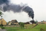 Planzüge waren natürlich auch unterwegs: Hier müht sich 50 3581 mit Ng 62311 in Ziegenhain ab. (04.10.1980) <i>Foto: Joachim Bügel</i>