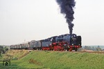 Am Nachmittag wechselte die Bespannung des Sonderzuges auf 50 1002, hier bei der Einfahrt nach Ziegenhain. (04.10.1980) <i>Foto: Joachim Bügel</i>