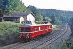Oberleitungs-Revisionstriebwagen (ORT) 188 202 zwischen Tharandt und Klingenberg-Colmnitz bei Edle Krone. Als die Deutsche Reichsbahn in der DDR ihr elektrisches Streckennetz immer weiter ausbaute, reichten die vorhandenen zweiachsigen Oberleitungsrevisionstriebwagen ORT 135.7 nicht mehr aus und so wurden im Jahr 1968 weitere sechs ORT beschafft. Diese waren als vierachsiges Fahrzeug mit Drehgestellen ausgeführt und wurden wie die Vorgänger vom VEB Waggonbau Görlitz hergestellt. 31 Fahrzeuge dieser Bauart waren zuvor an andere Bahnen der Ostblockstaaten geliefert worden. Die sechs Fahrzeuge wurden bei ihrer Auslieferung als ORT 137 710 bis ORT 137 715, ab 1970 als 188 200 bis 188 205, bezeichnet, im Jahre 1992 erfolgte die Einordnung in die gesamtdeutsche Baureihe 708.2. Ungewöhnlich war die Nummerierung des ersten Fahrzeugs als 188 200, sodass bei sechs Fahrzeugen die höchste Nummer die 205 war. ORT 188 202 wurde am 18.06.1995 abgestellt und am 12.01.1996 ausgemustert. Er blieb im Verkehrsmuseum Dresden erhalten. (05.10.1980) <i>Foto: Joachim Bügel</i>