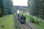 Durch den wildromantischen Haltepunkt Zellwald (Strecke Freiberg - Nossen) rollt 03 001 mit ihrem Sonderzug aus Dresden. Das Bild entstand von der Autobahn. (05.10.1980) <i>Foto: Joachim Bügel</i>