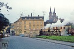 Bevor am Montag ein weiterer Jubiläumstag auf der Strecke Nossen - Lommatzsch anbrach, reichte die Zeit noch für einen kurzen Besuch bei der Schmalspurbahn Oschatz - Mügeln. 99 1584 wurde mit Ng 66958 bei der Durchfahrt in Oschatz erwischt. (06.10.1980) <i>Foto: Joachim Bügel</i>