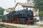 Für die Rückfahrt nach Nossen war 86 001 zuständig, die hier im Bahnhof Lommatzsch auf Ausfahrt wartet. (06.10.1980) <i>Foto: Joachim Bügel</i>