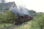 Auf dem Weg zum Kaolinwerk in Kemmlitz haben 99 1562 und 99 1586 mit Ng 66980 ihr Ziel fast erreicht. (07.10.1980) <i>Foto: Joachim Bügel</i>