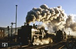 Stimmungsvolle Ausfahrt von 62 015 mit einem Sonderzug zu Filmaufnahmen im Bahnhof Eisenach. (05.12.1990) <i>Foto: Wolfgang Bügel</i>