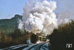 Das sind schon mal die Nachteile einer schönen Dampfentwicklung: Von der Wartburg war bei der Vorbeifahrt von 62 015 am ehemaligen Block Höpfen nicht mehr viel zu sehen. (05.12.1990) <i>Foto: Wolfgang Bügel</i>