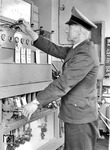 Im Bahnhof Echem an der Bahnstrecke Lübeck–Lüneburg fungierte der Fahrdienstleiter in Personalunion auch als Aufsichtsbeamter. (07.05.1958) <i>Foto: Walter Hollnagel</i>