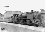 Im "kleinen Grenzverkehr" wartet die Rostocker 62 007 mit D 2061 im Lübecker Hauptbahnhof auf die Rückfahrt (Abfahrt 08.18 Uhr) in die Heimat.  (25.07.1966) <i>Foto: Johann Burmester</i>