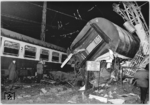 Bei dem Zusammenstoß mit dem sowjetischen Panzer in unmittelbarer Nähe des Bahnhofs Forst-Zinna entgleisten neun Wagen des D 716, drei stürzten um. (19.01.1988) <i>Foto: Slg. E. Preuß</i>