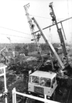 Aufräumarbeiten an der Unfallstelle in Forst-Zinna. Pressemeldungen zufolge unterstützen die Reichsbahner dabei Angehörige der VP, Trapo, Feuerwehr, Zivilverteidigung und auffälligerweise die sowjetische Armee (nicht die DDR-eigene NVA). (20.01.1988) <i>Foto: Slg. Erich Preuß</i>