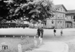 Der Bahnhof Germersheim in der Zeit nach dem Zweiten Weltkrieg. Die Gebäude stammen noch aus der Eröffnungszeit des Bahnhofs und stehen heute unter Denkmalschutz. Noch in den 1950er Jahren war dort eine Bahnhofsrestauration untergebracht. Im Gebäude befinden sich derzeit eine Gaststätte und mehrere Wohneinheiten. Für den ÖPNV spielt das Gebäude jedoch seit mehreren Jahren keine Rolle mehr. (1953) <i>Foto: Slg. Erich Preuß</i>