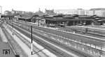 Der Bahnhof Gesundbrunnen mit einer bewegten Geschichte an der Berliner Ringbahn. Am 1. August 1842 wurde der erste Teil der Bahnstrecke Berlin–Stettin eröffnet, die am Stettiner Bahnhof in Berlin beginnend durch den Ortsteil Gesundbrunnen nach Nord-Osten führte. Als am 10. Juli 1877 die Berliner Nordbahn von Berlin nach Neubrandenburg eröffnet wurde, begannen und endeten deren Personenzüge am Bahnhof Gesundbrunnen, der dadurch zu einem Verkehrsknotenpunkt wurde. Im Jahr 1895 begann der Umbau der Gleisanlagen der Stettiner Bahn im Norden Berlins. Da auch den Fahrgästen der Stettiner Bahn das Umsteigen am Ring- und Vorortbahnhof Gesundbrunnen ermöglicht werden sollte, verschwenkte man die Trasse der Stettiner Bahn zwischen den heutigen Bahnhöfen Humboldthain und Bornholmer Straße in die der Nordbahn. Am Bahnhof Gesundbrunnen wurden drei neue Bahnsteige für die Ring-, Vorort- und Fernbahn sowie ein Empfangsgebäude im neogotischen Stil errichtet. Zum Fahrplanwechsel am 15. Mai 1936 erfolgte die Umbenennung in Berlin Gesundbrunnen, die für alle ortsansässigen Dienststellen galt.  (1935) <i>Foto: RVM</i>