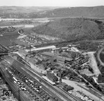 Der Bahnhof Hagen-Vorhalle mit der in der Bildmitte rechtwinklig kreuzenden Überführung der alten RhE-Strecke vom Herdecker Ruhrviadukt (rechts) nach Hagen-Eckesey (links) und weiter Richtung Wuppertal - Düsseldorf. Heute existiert an dieser Stelle nur noch eine Fußgängerbrücke und Herdecke ist nur noch über die rechts am Bildrand sichtbare Verbindungskurve direkt zum Hagener Hbf angebunden. Das Empfangsgebäude ist inzwischen zwar nur noch eine funktionslose Ruine, vom Vergammelungsgrad abgesehen aber äußerlich unverändert, der Bahnsteig der alten BME-Stammstrecke nach Witten-Dortmund existiert immer noch, der zweite für die links der Ruhr bleibenden Wengerner Gleise allerdings nicht mehr.  (1956) <i>Foto: Slg. Erich Preuß</i>