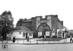 Während des Zweiten Weltkriegs wurde das Empfangsgebäude des Bahnhofs Berlin-Halensee von alliierten Bomben getroffen und brannte anschließend aus. Die Ruine blieb noch 15 Jahre stehen und diente weiterhin als Zugang zum Bahnhof.  (1956) <i>Foto: Slg. Erich Preuß</i>
