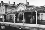 Der Bahnhof Hannoversch Münden an der Bahnstrecke Hannover - Kassel. Das Empfangsgebäude von 1856 ist heute noch vorhanden, die hölzerne Bahnsteigüberdachung musste allerdings einer modernen Version weichen. (1950) <i>Foto: Helmut Först</i>
