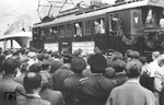 1946 wurden die elektrischen Anlagen auf der Strecke Magdeburg - Halle - Leipzig als Reparationsleistung abgebaut. Nachdem die Sowjetunion im Gegenzug zu Wagenlieferungen Elektrolokomotiven und Ausrüstungen zurückgab, konnte am 1. September 1955 auf dem Abschnitt Halle – Köthen der elektrische Zugbetrieb wieder aufgenommen werden. Die Eröffnung wurde mit einem Lokzug, bestehend aus u.a. aus E 44 045 und einem SVT und in Anwesenheit des damaligen Verkehrsminister der DDR, Erwin Kramer gefeiert. (01.09.1955) <i>Foto: Historische Sammlung der Deutschen Bahn AG</i>