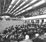 Der im Frühjahr 1968 versuchsweise eingeführte S-Bahnverkehr zur Leipziger Messe sollte weiter ausgebaut werden. Ein Jahr später, am 12. Juli 1969 wurde anlässlich einer  Sportveranstaltung offiziell der S-Bahnverkehr in einem herzförmigen Ring um die Leipziger Innenstadt zwischen Hauptbahnhof und Messe aufgenommen. Halle (Saale) und Leipzig erhielten zeitgleich im Jahr 1969 S-Bahn-Netze. Diese wurden 2004 verbunden und ab diesem Zeitpunkt als S-Bahn Leipzig-Halle bezeichnet.  (12.07.1969) <i>Foto: Historische Sammlung der Deutschen Bahn AG</i>