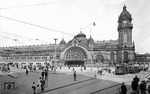 Ansicht des Kölner Hauptbahnhofs, der 1894 in Betrieb genommen wurde, noch ohne die heute zubetonierte Domplatte. Nach dem Zweiten Weltkrieg wurde einige Jahre überlegt, ob man den stark in Mitleidenschaft genommenen Hauptbahnhof auf dem Gelände des Güterbahnhofs Gereon – dort befindet sich heute der Mediapark – neu errichten sollte. Daher ging der Wiederaufbau des Hauptbahnhofs nur sehr langsam vonstatten und die Kölner mussten sich für ein Jahrzehnt mit Provisorien begnügen.  (1930) <i>Foto: RVM</i>