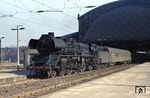 03 2265 ist mit D 488 (Krakau - Frankfurt) in Dresden-Neustadt eingetroffen. Die Lok, die den Zug in Görlitz übernommen hatte, wird hier abspannen und nach Dresden-Altstadt fahren. Am anderen Zugende übernimmt eine E-Lok den Zug. (07.03.1977) <i>Foto: Peter Schiffer</i>
