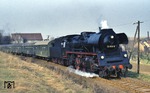 Mit ihrer Stammleistung nach Riesa ist 35 1106 vor P 15772 bei Ziegenhain unterwegs. (10.03.1977) <i>Foto: Peter Schiffer</i>