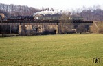 50 2349 überquert die Freiberger Mulde nahe Nossen. (07.03.1977) <i>Foto: Peter Schiffer</i>
