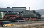 35 1106 macht sich in ihrer Heimatdienststelle Nossen auf den Weg, um anschließend den P 15772 nach Riesa zu bringen. (08.03.1977) <i>Foto: Peter Schiffer</i>