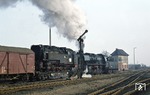 Mit 99 7237 im Schlepptau verlässt 50 3632 den Bahnhof Wernigerode. Die Schmalspurlok geht zur Ausbesserung zum RAW Görlitz-Schlauroth. (11.03.1977) <i>Foto: Peter Schiffer</i>