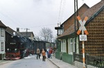 Die ölgefeuerte 99 0244 mit einem Personenzug nach Nordhausen am Haltepunkt Kirchstraße in Wernigerode. (12.03.1977) <i>Foto: Peter Schiffer</i>