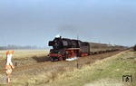 50 3565 vor D 640 (Berlin - Wernigerode) an einem Feldweg-Bü kurz vor Wernigerode. (11.03.1977) <i>Foto: Peter Schiffer</i>