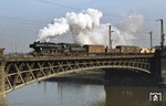 Aus Dresden-Neustadt kommend fährt 52 8047 über die Elbebrücke. (07.03.1977) <i>Foto: Peter Schiffer</i>