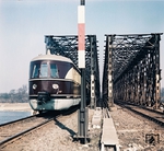 Ein SVT überquert die Spreebrücke in Spindlersfeld auf dem Streckenabschnitt Berlin-Wuhlheide - Betriebsbahnhof Eichgestell (Spreebrücke - Abzweig Wendenheide) zum Grünauer Kreuz. (03.1958) <i>Foto: Historische Sammlung der Deutschen Bahn AG</i>
