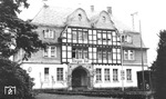 Obwohl Siegen bereits 1862 an das Eisenbahnnetz angeschlossen wurde, fehlte eine direkte Verbindung Hagen - Siegen - Dillenburg, sodass Züge über Siegen umständlich nach Betzdorf fahren mussten, um von dort (nach Kopfmachen) nach Haiger zu gelangen.  Eine direkte Verbindung vom Märkischen ins Hessische wurde erst im Jahre 1915 eröffnet, als man zwischen Weidenau und Haiger eine Umgehungstrasse erstellte, die die Route über Betzdorf um etwa 30 Kilometer verkürzte. Im Bahnhof Siegen Ost wurde dieser Strang mit der Linie vom Hauptbahnhof verknüpft, wobei ein Bergrücken mit zwei übereinander liegenden Tunneln durchstoßen wurde.  (1978) <i>Foto: Slg. Erich Preuß</i>