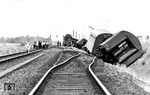 Die näheren Umstände zu der Entgleisung bei Teichwolframsdorf liegen uns leider nicht vor. (1964) <i>Foto: Slg. Erich Preuß</i>
