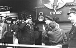 Am 26.05.1963 übergab recht zackig der Leiter der Obersten Bauleitung der Deutschen Reichsbahn, Oberrat Karl Schwebel, den 45 km langen elektrifizierten Streckenabschnitt der Deutschen Reichsbahn von Altenburg nach Zwickau an den Präsidenten der Reichsbahndirektion Dresden, Oberdirektor Knobloch. (26.05.1963) <i>Foto: Historische Sammlung der Deutschen Bahn AG</i>