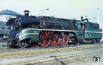 Die ehemalige badische IVh 18 314 war 1960 im Raw Zwickau (Sachs) in eine Schnellfahrlok für die VES-M Halle (Saale) umgebaut worden. Vom Bw Halle (Saale) P wurde sie gelegentlich zu Planleistungen herangezogen, die sie häufiger Gast in Saalfeld (Saale) werden ließ. Bevor sie im Bahnbetriebswerk für die Rückleistung gewendet wird, ergänzt sie hier im Lokfahrgleis den Wasservorat.  (09.1969) <i>Foto: Erich Preuß</i>