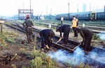 Der "Subbotnik" ist ein in der Sowjetunion entstandener Begriff für einen unbezahlten Arbeitseinsatz am Wochenende, der auch in den Sprachgebrauch der DDR übernommen wurde. Sicherlich haben sich diese Reichsbahner über den unbezahlten samstäglichen Arbeitseinsatz in Berlin-Rummelsburg gefreut. In der DDR wurde die Freiwilligkeit zwar hervorgehoben, nicht selten gab es jedoch einen beträchtlichen Druck für diese Arbeitseinsätze. So wurde auch so manches behördliche Wohlwollen von der – wohl sehr gut beobachteten und registrierten – Teilnahme an diesen Subbotniks abhängig gemacht. Wer eine größere Wohnung brauchte, wer nach einer besseren Stelle suchte, wer ins Ausland fahren wollte oder gar einen Telefonanschluss begehrte, der war meist auf derartige „Pluspunkte“ für sein „sozialistisches Verhalten“ angewiesen. (1977) <i>Foto: Erich Preuß</i>