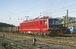 1974 entstand bei LEW Hennigsdorf der Prototyp der Baureihe 250 (seit 1994: Baureihe 155). Ziel der Entwicklung war mit der 125 km/h schnellen Lok jeden Reise- oder Güterzug befördern können und damit eine universell einsetzbare Lok zu erhalten. Der Prototyp steht hier vor einem Güterzug in Camburg. 155 001 wurde am 3. April 2006 aus dem offiziellen Bestand von Railion ausgemustert und ist derzeit im DB Museum Halle (Saale) als rollfähige Museumslok erhalten. (08.10.1980) <i>Foto: Joachim Bügel</i>
