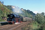 Die kleine Anrufschranke hinter dem Bahnhof Dornburg war Anziehungspunkt vieler Fotografen, konnte man doch hier das Motiv mit den weltbekannten Dornburger Schlösser optimal umsetzen, wie hier mit 01 1518 vor P 3003 nach Saalfeld. (08.10.1980) <i>Foto: Joachim Bügel</i>