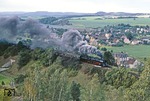 Blick vom Drommberg bei Oppurg auf die an den Häusern von Kolba vorbeidampfende 01 1514 vor E 802 nach Leipzig. (08.10.1980) <i>Foto: Joachim Bügel</i>